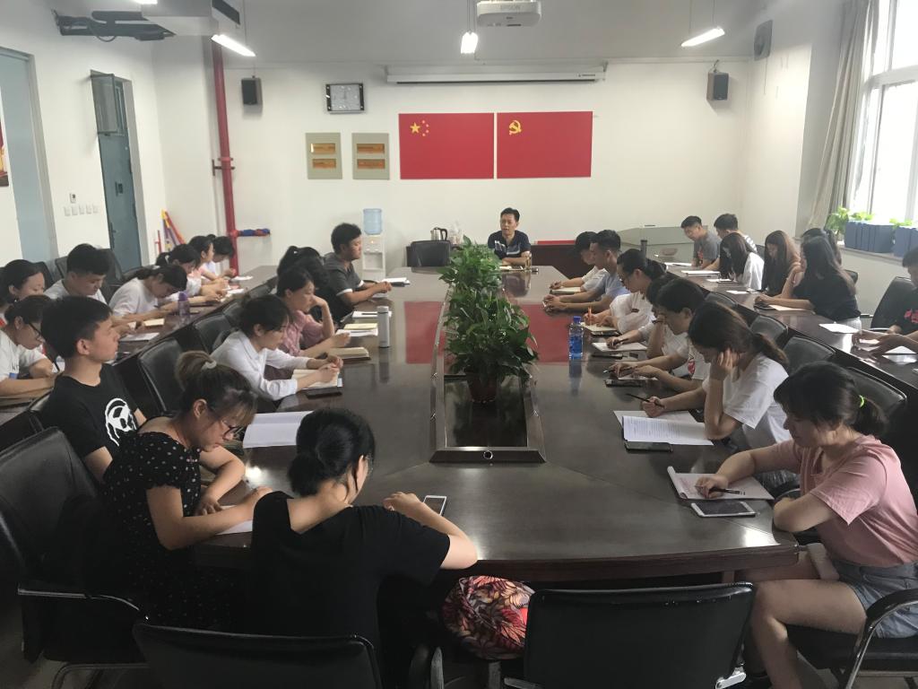 党总支书记樊树民为党员上党课