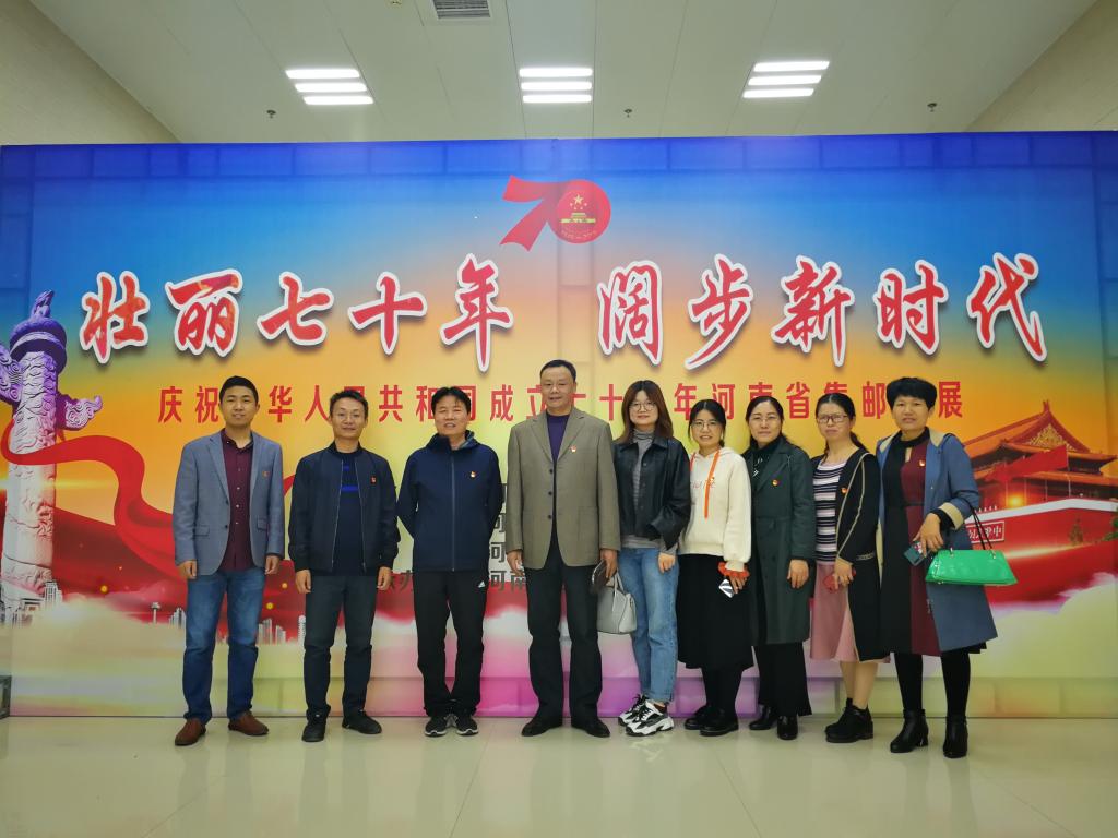 参观文献展教工党员合影