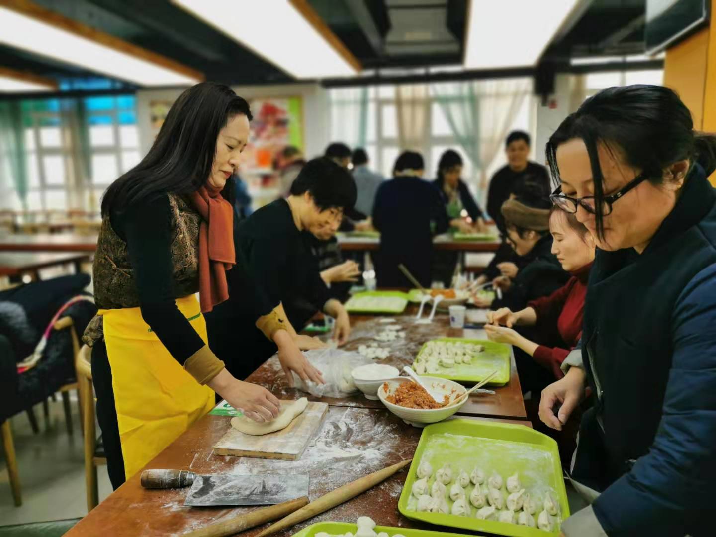 大家齐动手一起包饺子