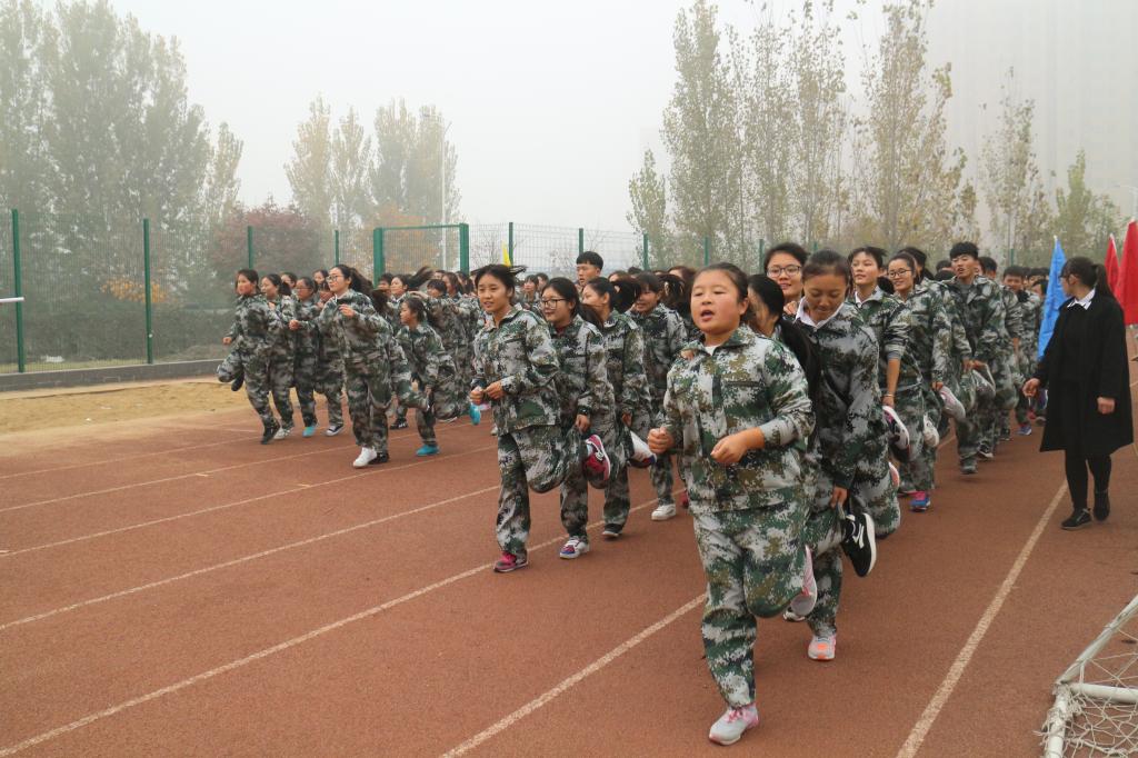 齐心协力向前冲