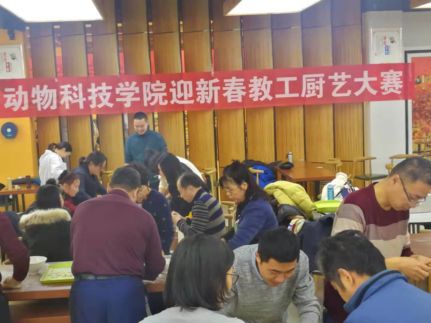 大家齐动手一起包饺子