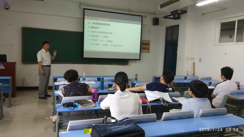 黄炎坤教授在养禽教研室参与听评课活动