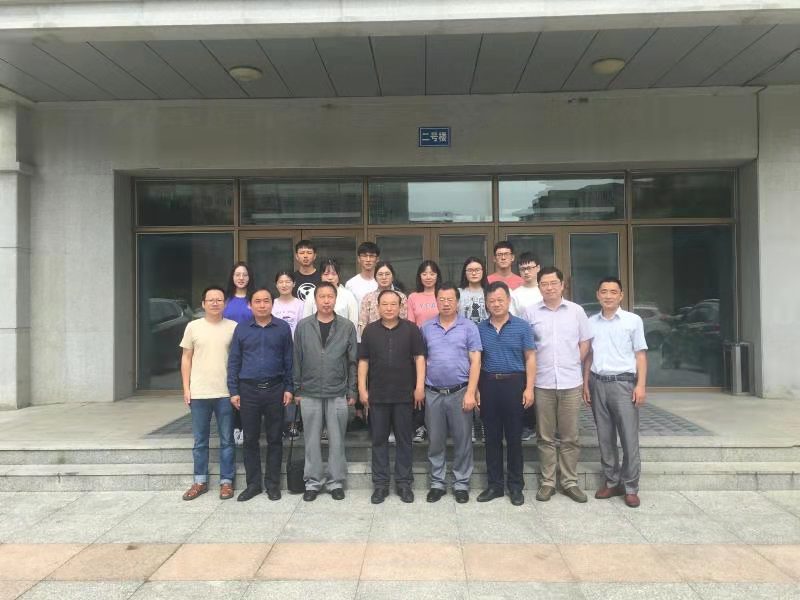 副董事长张卫宪与参会人员合影