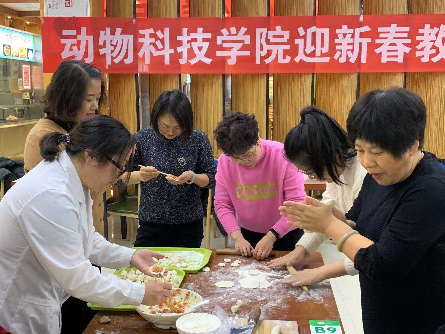 大家齐动手一起包饺子