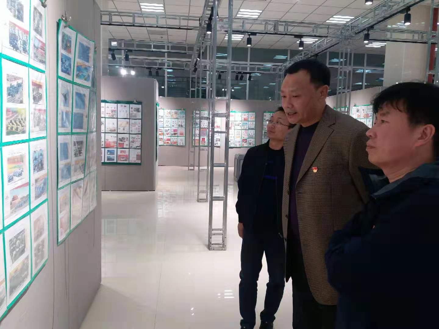 公司党委书记王建伟认真观看档案文献展